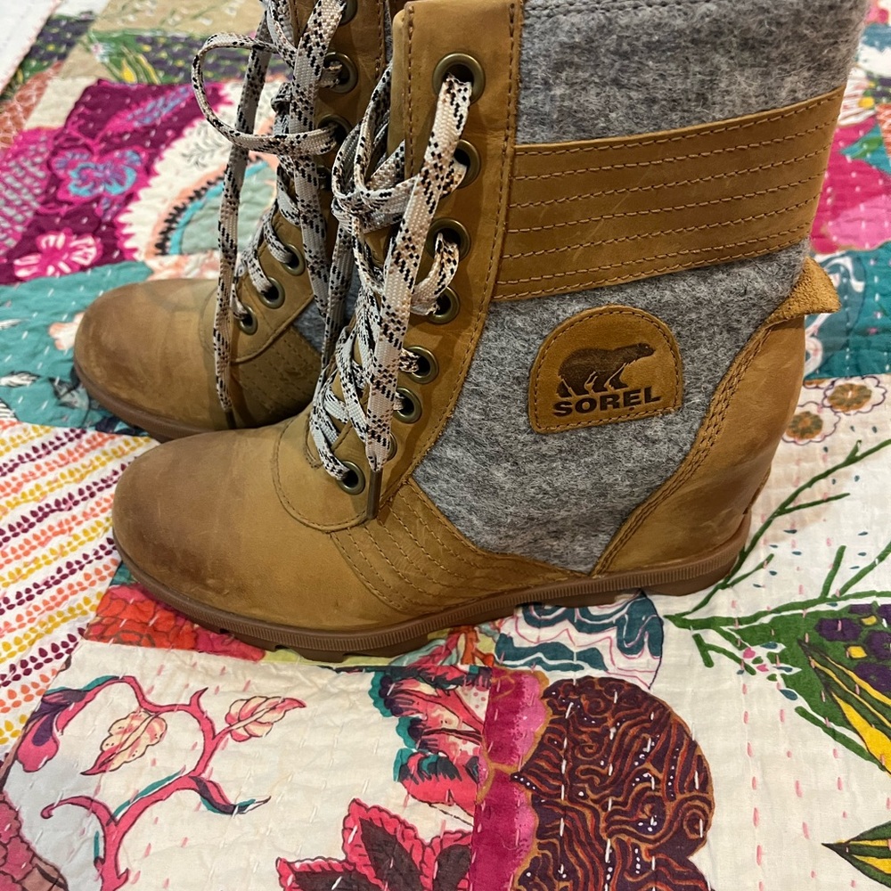 Sorel Women's Tan & Gray Lace-Up Winter Boots